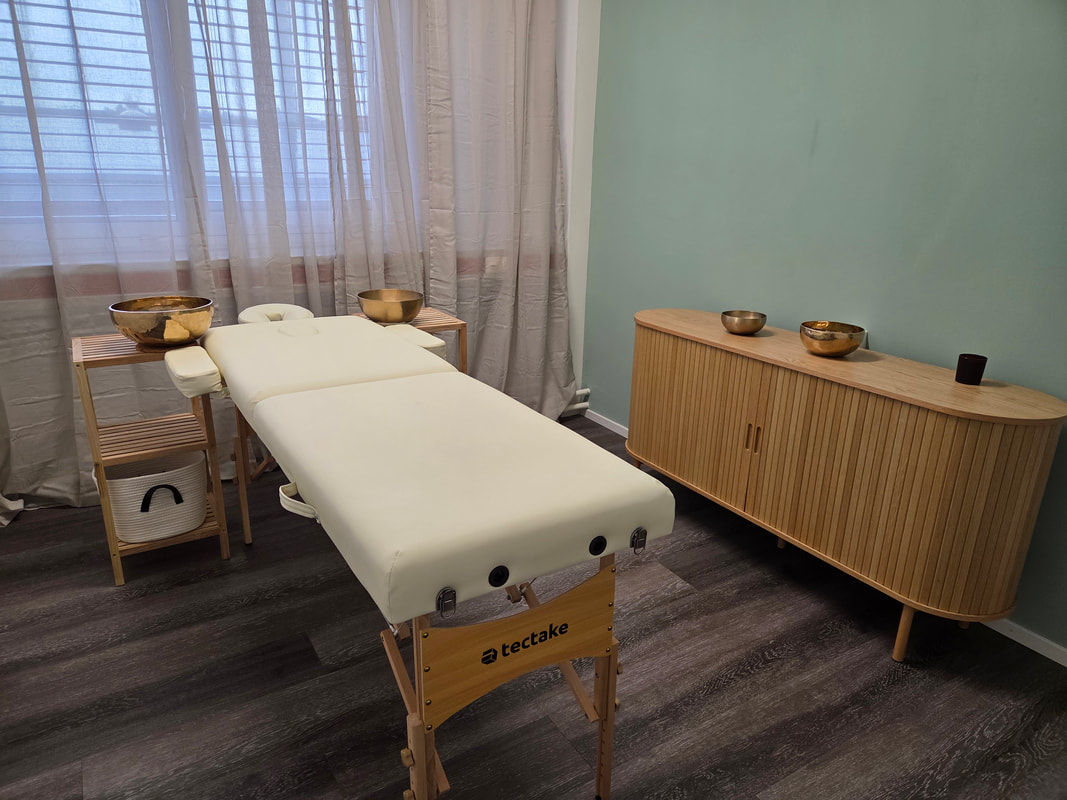 Behandlungsraum mit Klangschalen